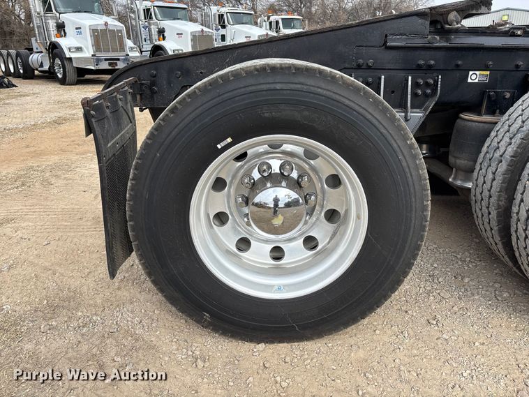 image for item EE1391 2015 Kenworth T800 semi truck