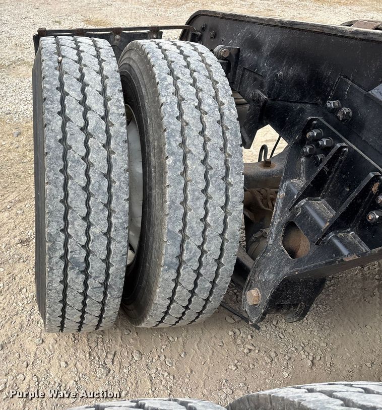 image for item EE1391 2015 Kenworth T800 semi truck