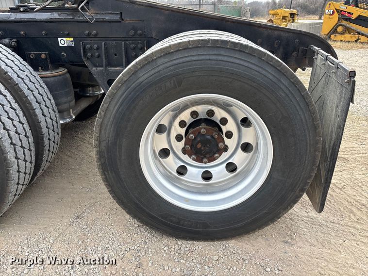 image for item EE1391 2015 Kenworth T800 semi truck