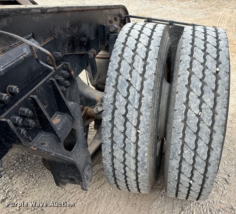 image for item EE1391 2015 Kenworth T800 semi truck