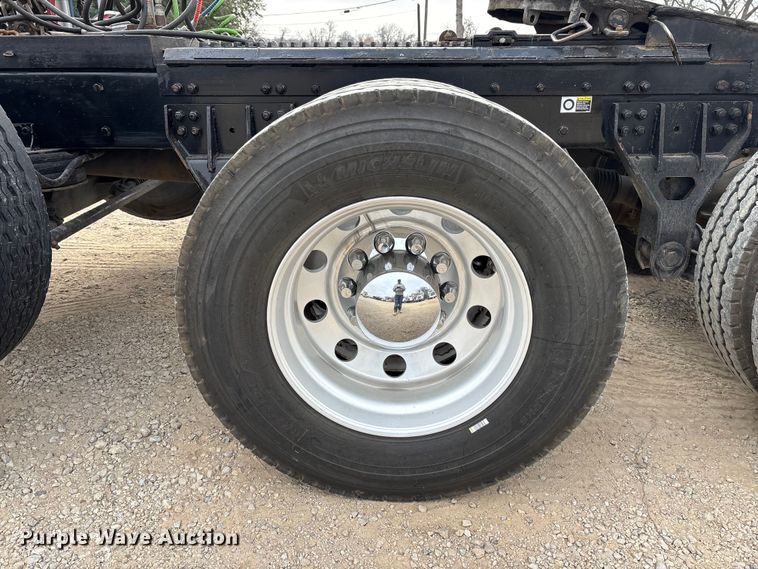 image for item EE1391 2015 Kenworth T800 semi truck