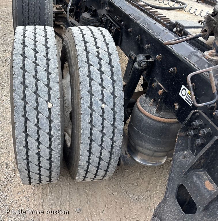 image for item EE1391 2015 Kenworth T800 semi truck