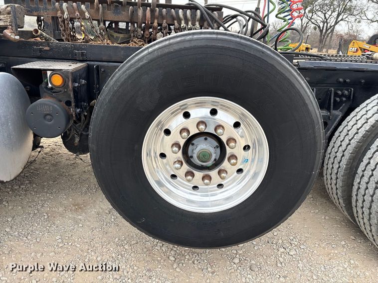 image for item EE1391 2015 Kenworth T800 semi truck