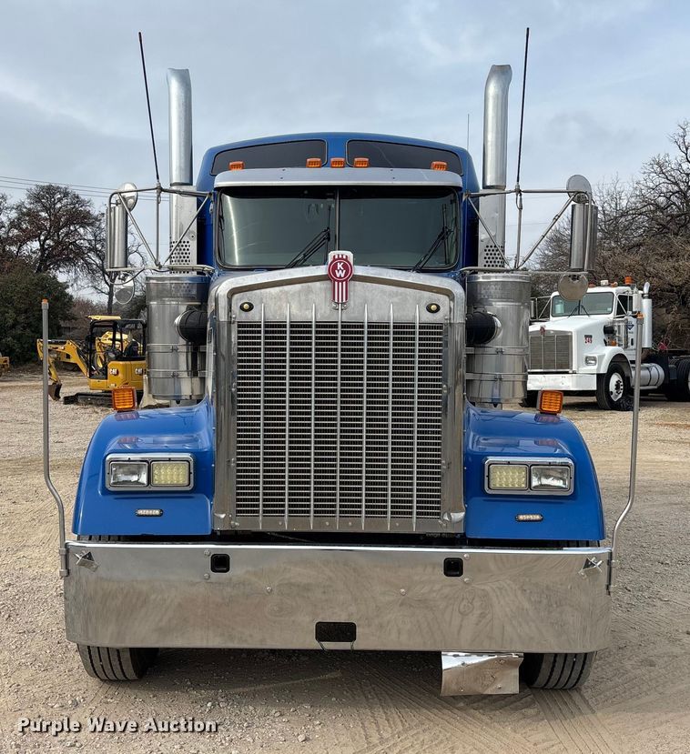 image for item EE1392 2014 Kenworth W900 semi truck