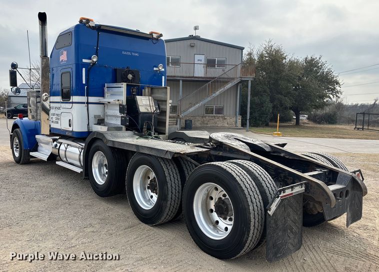 image for item EE1392 2014 Kenworth W900 semi truck