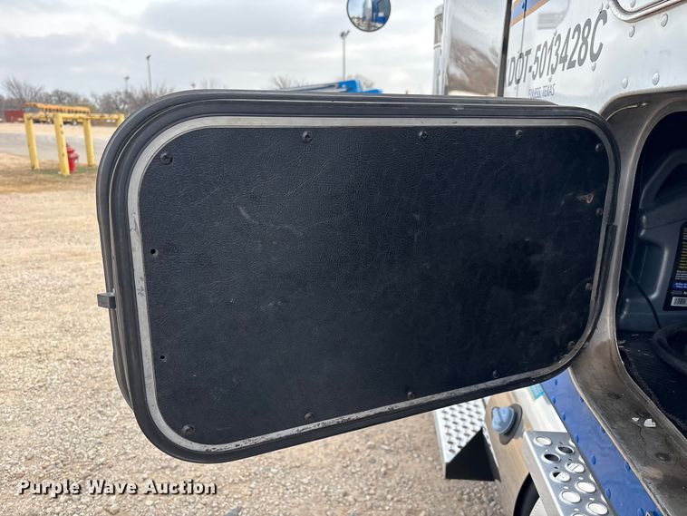 image for item EE1392 2014 Kenworth W900 semi truck