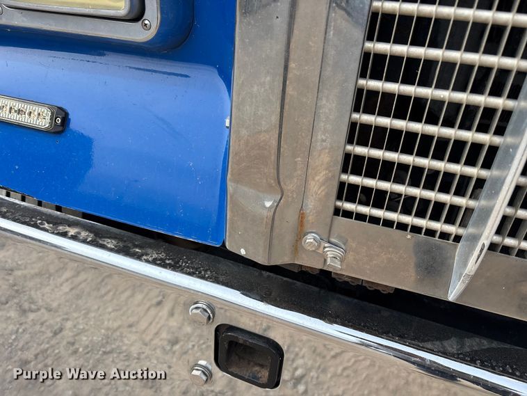 image for item EE1392 2014 Kenworth W900 semi truck