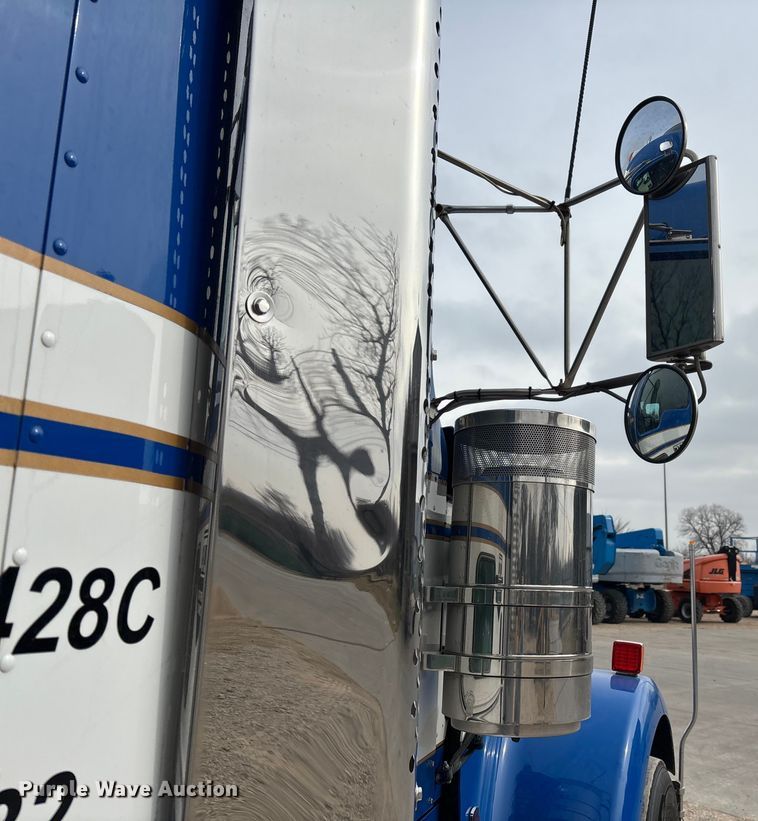 image for item EE1392 2014 Kenworth W900 semi truck