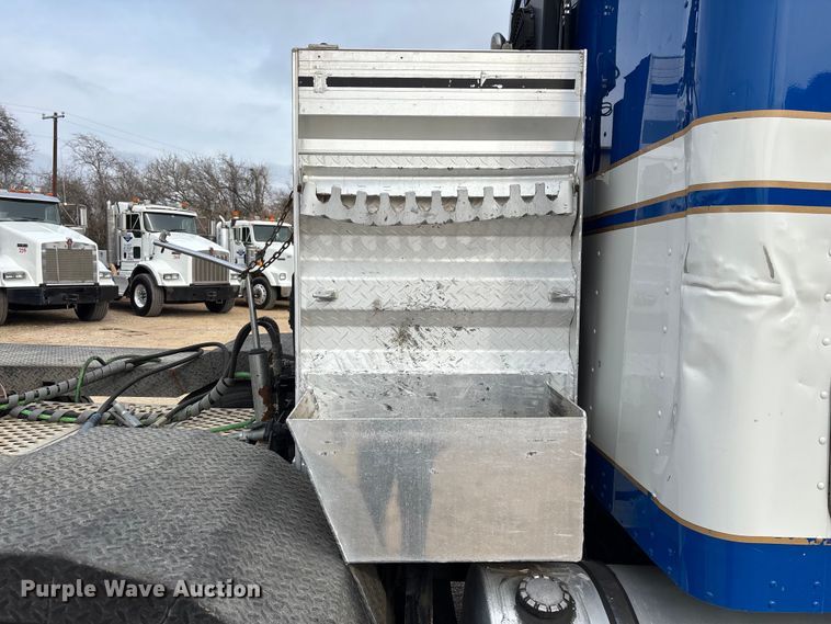 image for item EE1392 2014 Kenworth W900 semi truck