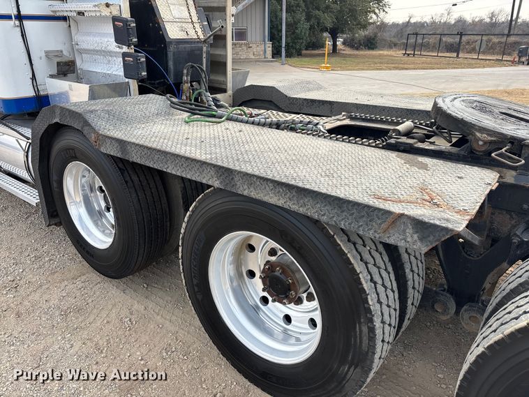 image for item EE1392 2014 Kenworth W900 semi truck