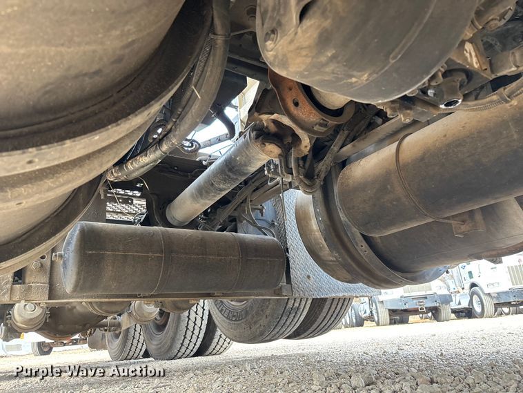 image for item EE1392 2014 Kenworth W900 semi truck