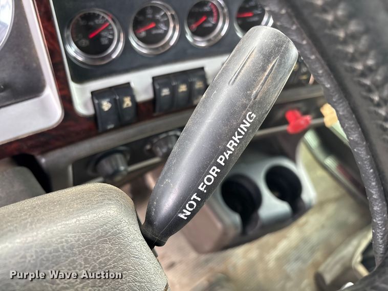 image for item EE1392 2014 Kenworth W900 semi truck