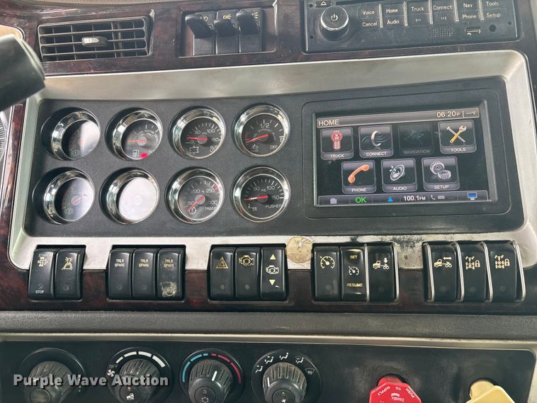 image for item EE1392 2014 Kenworth W900 semi truck