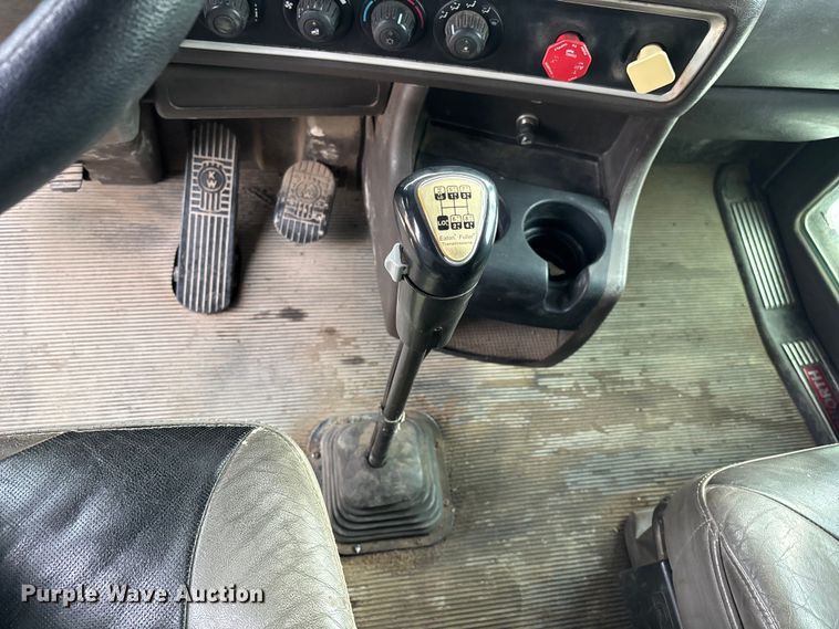 image for item EE1392 2014 Kenworth W900 semi truck