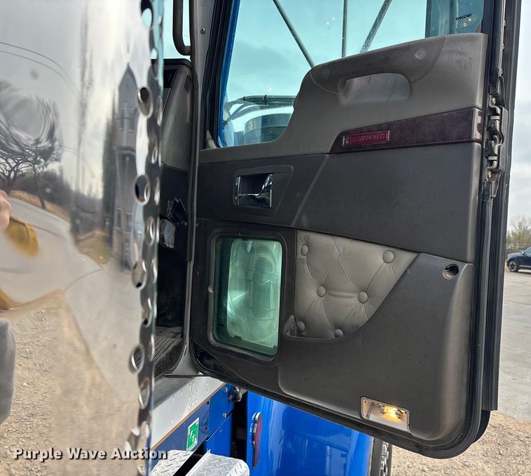 image for item EE1392 2014 Kenworth W900 semi truck