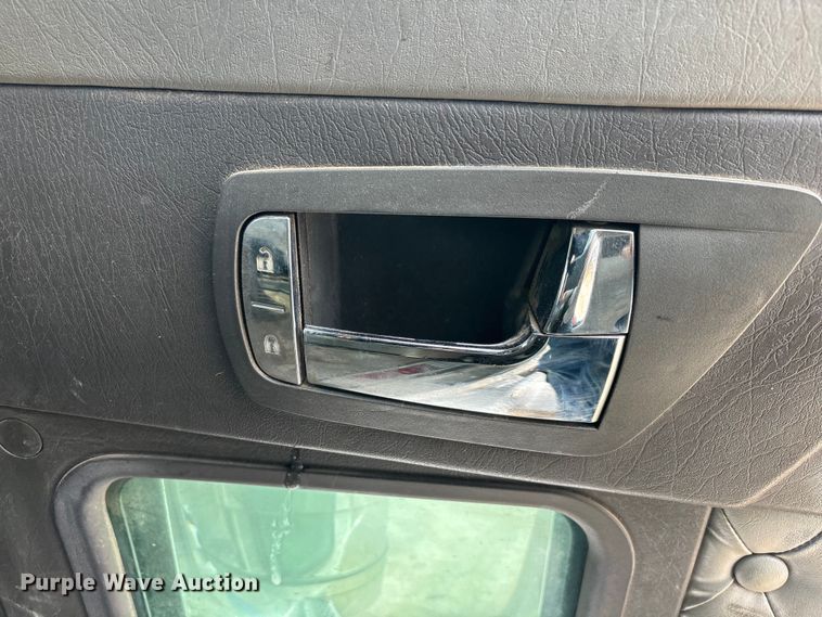 image for item EE1392 2014 Kenworth W900 semi truck