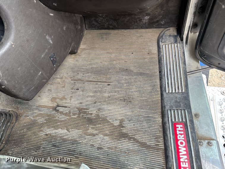 image for item EE1392 2014 Kenworth W900 semi truck