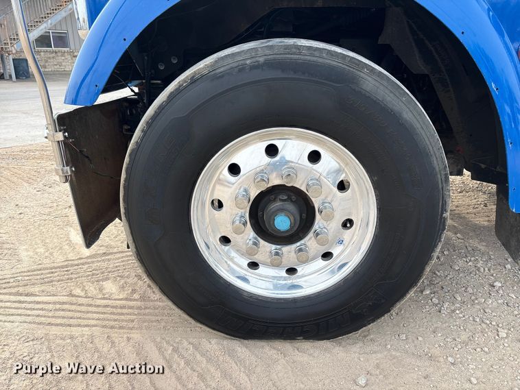 image for item EE1392 2014 Kenworth W900 semi truck