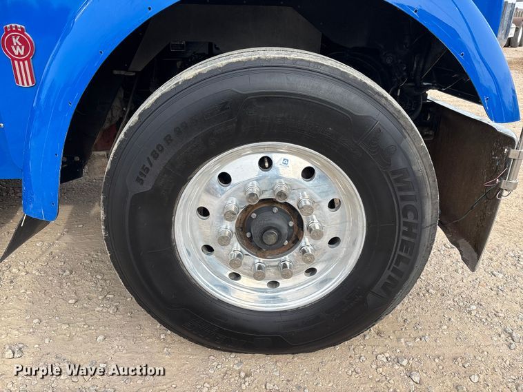 image for item EE1392 2014 Kenworth W900 semi truck