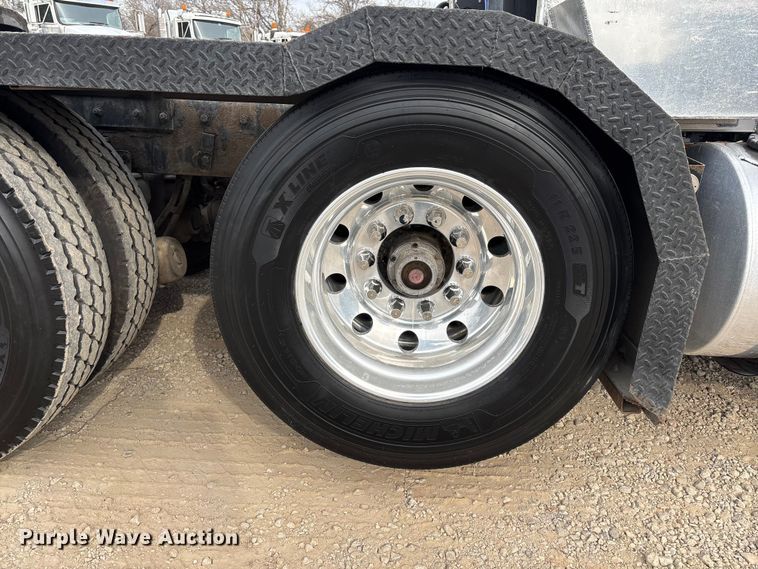 image for item EE1392 2014 Kenworth W900 semi truck