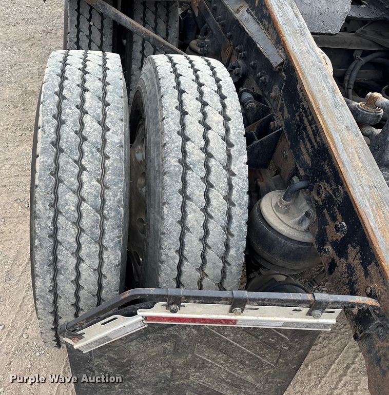 image for item EE1392 2014 Kenworth W900 semi truck