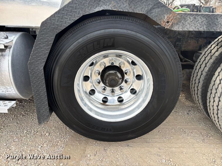 image for item EE1392 2014 Kenworth W900 semi truck