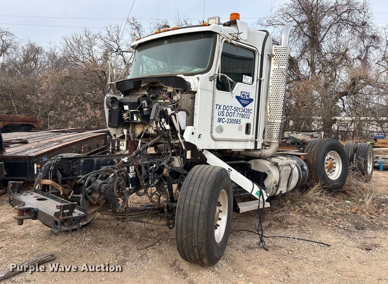 image for item EE1394 2014 Kenworth T800 semi truck