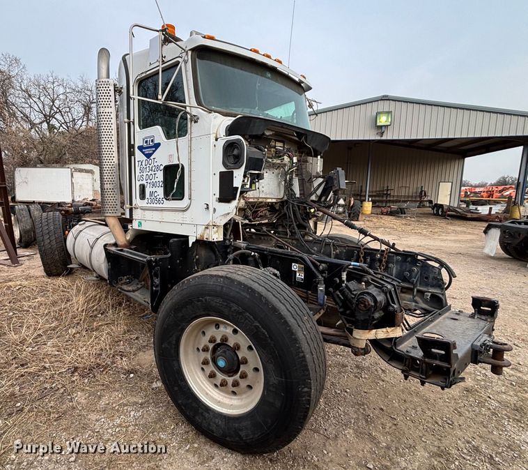 image for item EE1394 2014 Kenworth T800 semi truck