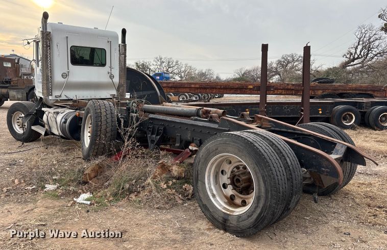 image for item EE1394 2014 Kenworth T800 semi truck