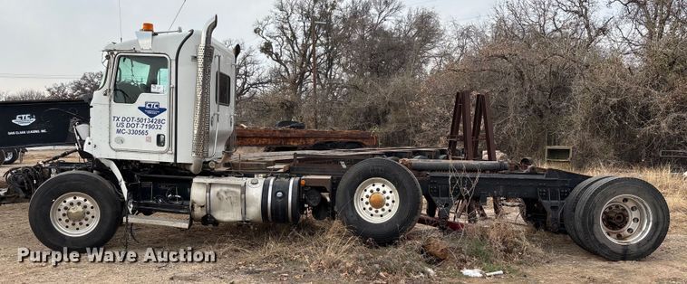 image for item EE1394 2014 Kenworth T800 semi truck