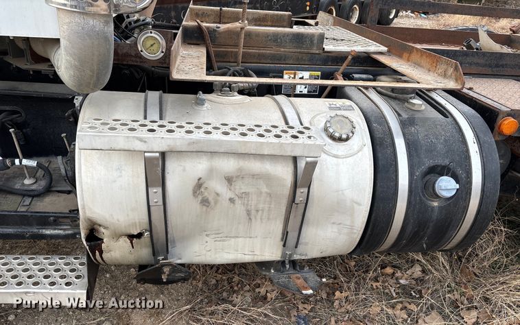 image for item EE1394 2014 Kenworth T800 semi truck