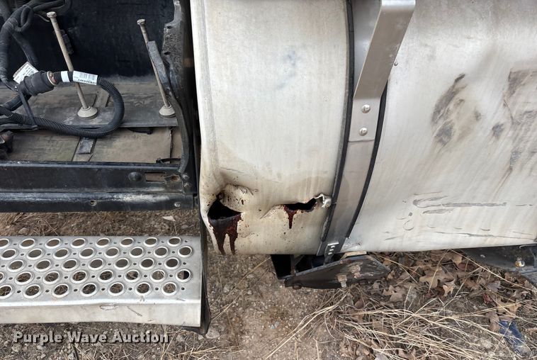 image for item EE1394 2014 Kenworth T800 semi truck