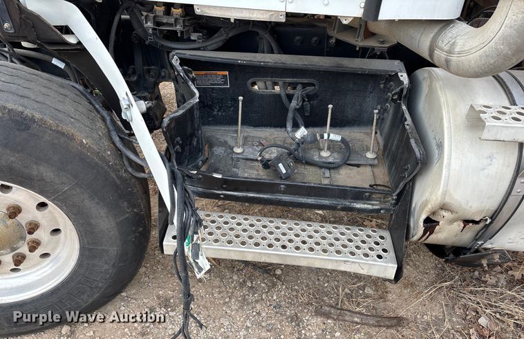 image for item EE1394 2014 Kenworth T800 semi truck