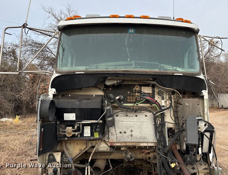 image for item EE1394 2014 Kenworth T800 semi truck