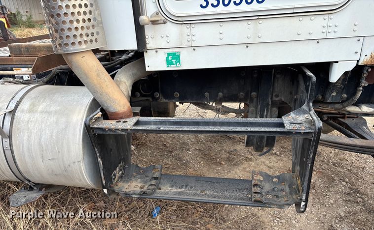 image for item EE1394 2014 Kenworth T800 semi truck