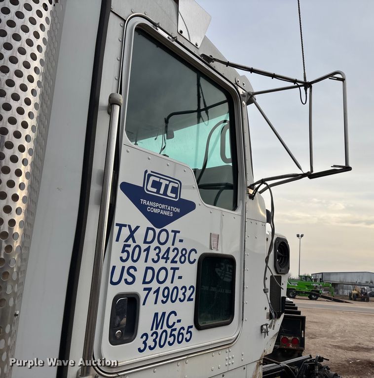 image for item EE1394 2014 Kenworth T800 semi truck