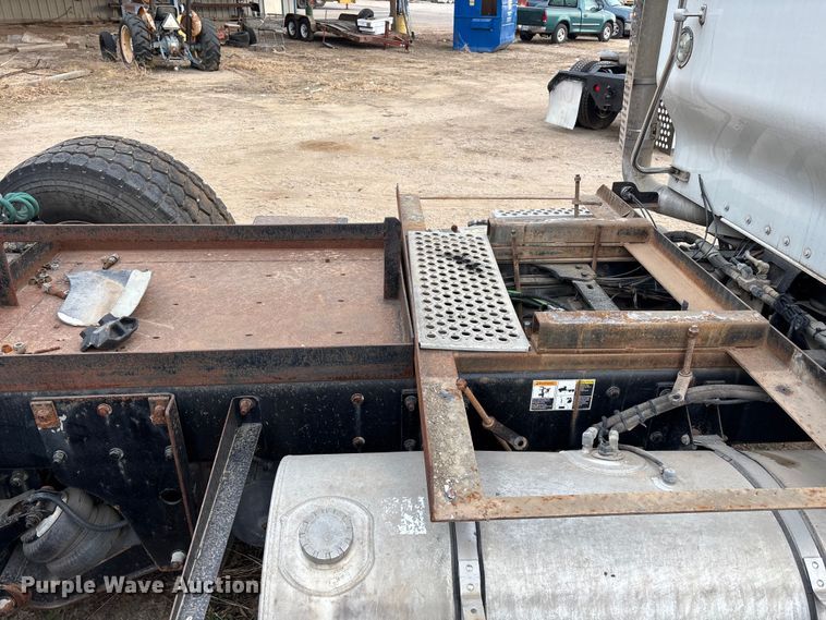 image for item EE1394 2014 Kenworth T800 semi truck