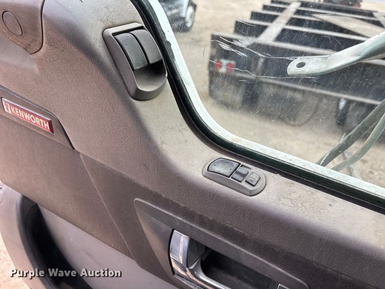 image for item EE1394 2014 Kenworth T800 semi truck