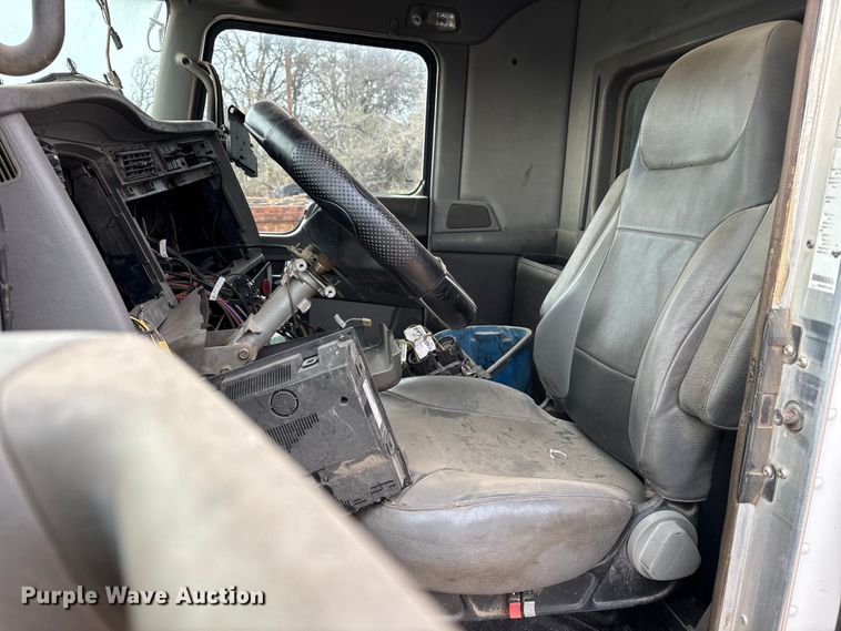 image for item EE1394 2014 Kenworth T800 semi truck