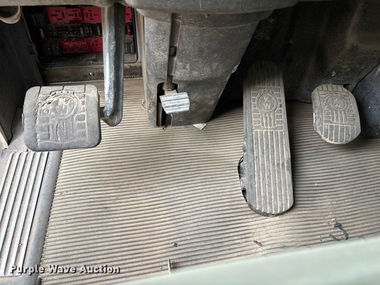 image for item EE1394 2014 Kenworth T800 semi truck