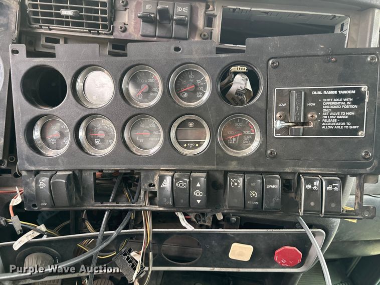 image for item EE1394 2014 Kenworth T800 semi truck