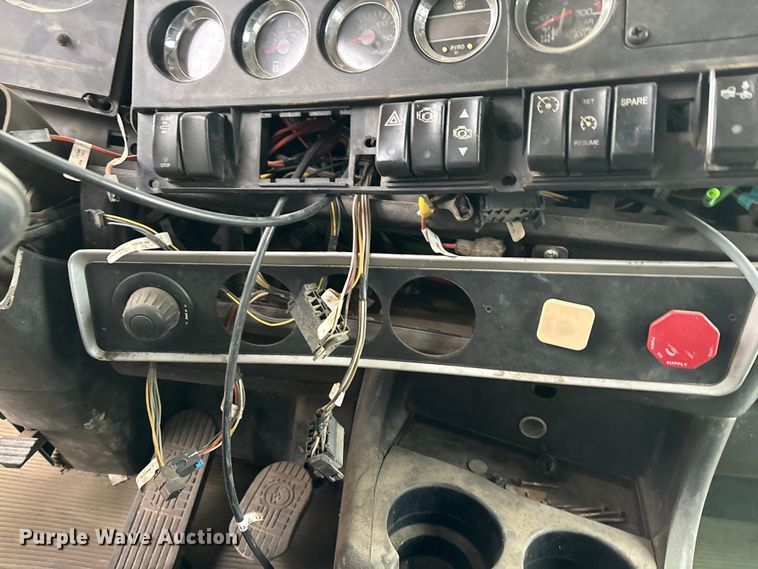 image for item EE1394 2014 Kenworth T800 semi truck