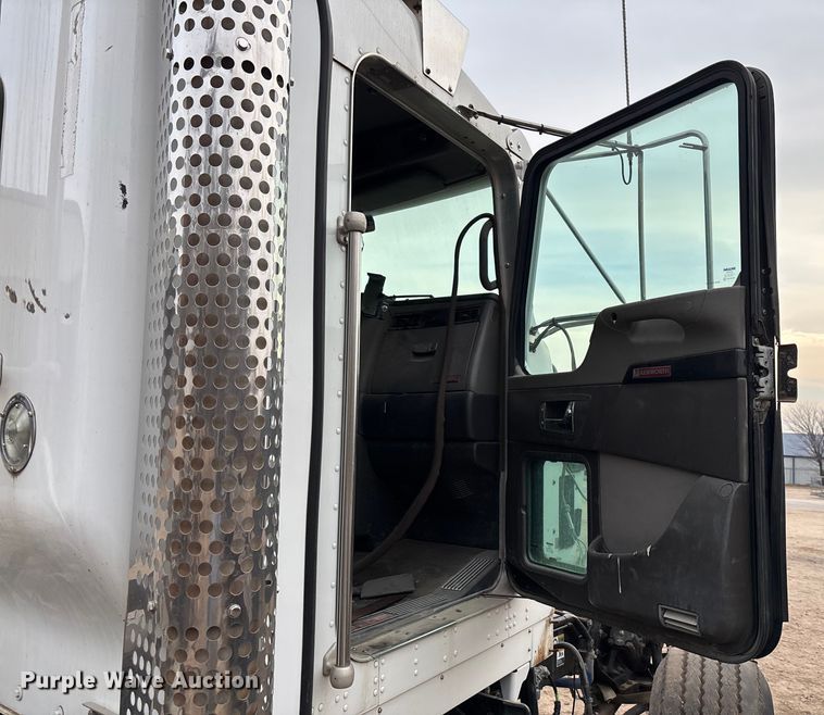 image for item EE1394 2014 Kenworth T800 semi truck