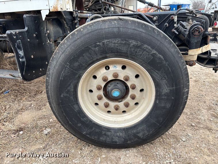 image for item EE1394 2014 Kenworth T800 semi truck