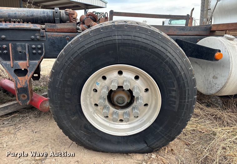 image for item EE1394 2014 Kenworth T800 semi truck