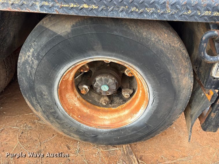 image for item EE1427 1981 Transcraft drop deck trailer