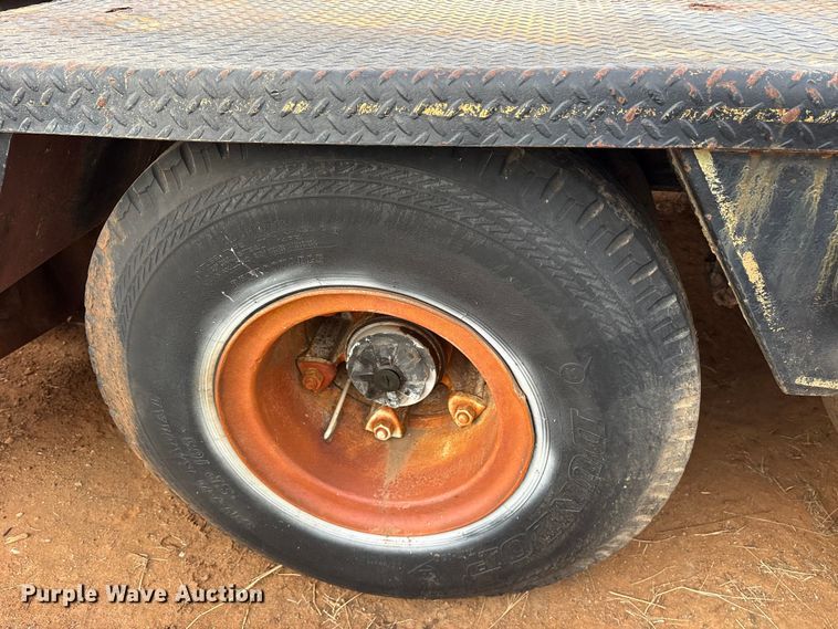 image for item EE1427 1981 Transcraft drop deck trailer