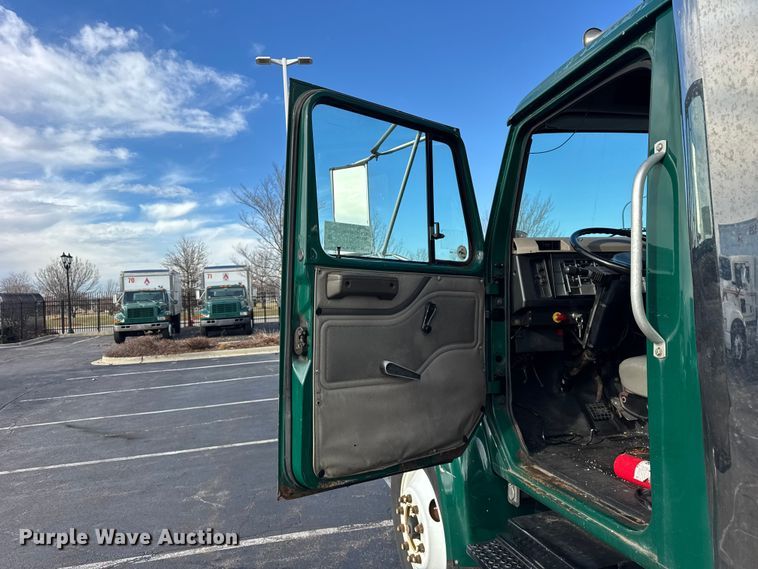 image for item EF2297 2002 International 4700 box truck