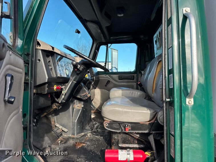 image for item EF2297 2002 International 4700 box truck