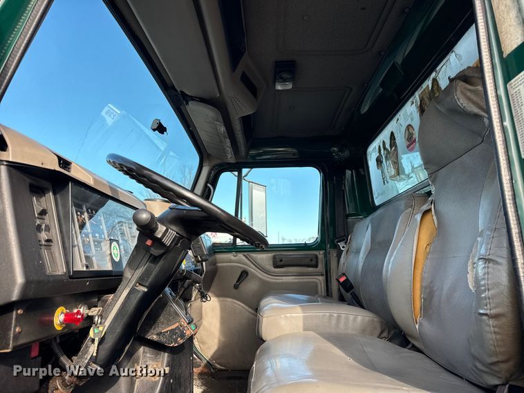 image for item EF2297 2002 International 4700 box truck